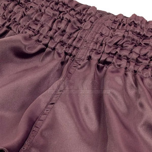 Shorts de kickboxing à coupe flexible avec tissu doux, design large, logo frontal, respirant et léger pour un confort d'entraînement amélioré - Product Image 5