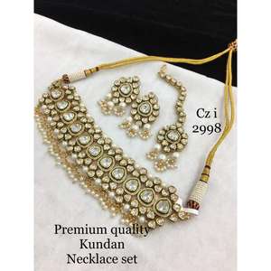 Ensemble de bijoux classiques Kundan Moissanite avec touche traditionnelle pour les fonctions Sangeet et de fiançailles Approvisionnement en gros de l'Inde - Product Image 2
