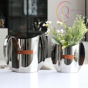 Vase décoratif en métal pour table, finition contemporaine, adapté aux salons, chambres, bureaux et espaces commerciaux - Product Image 4