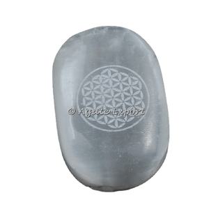 Symbole de guérison de vie gravé sur des Cabochons de Selenite - Product Image 1