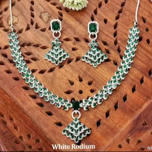 Ensemble de collier de luxe en diamant CZ américain finition en rhodium blanc bijoux de créateur pour mariages festivals et célébrations - Product Image 1