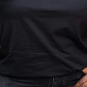 Camiseta All Black 1920 con letras de chenilla y algodón suave para miembros de la Hermandad Ropa griega unisex elegante y ropa para eventos - Product Image 4