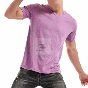 เสื้อยืดผู้ชายลายพื้นผ้าทอพิมพ์โลโก้ตามสั่ง น้ำหนัก 180 กรัม ผลิตจากโพลีเอสเตอร์/คอตตอน พร้อมดีไซน์แบบเรียบ - Product Image 2