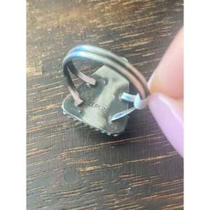 แหวนเงินแท้ทรง Spiny Oys ผลิตโดยชาวนาวาโฮ ขนาด 7.5 ดีไซน์ทันสมัย ขอบแบบ Bezel ฝังแบบซ่อน ตัวเรือนสแตนเลสสตีล ลิขสิทธิ์เฉพาะ 'IS' - Product Image 5