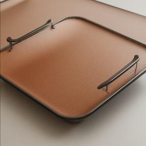 Elegante bandeja de cuero con acabado refinado y estructura duradera perfecta para organizar accesorios o servir bebidas con elegancia - Product Image 4