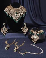 Magnifique ensemble de bijoux de mariée imitation Meenakari vert, comprenant un collier ras-du-cou, des jhumkas, un mathapatti et un nath, en or ethnique, idéal pour les mariages et les fêtes.