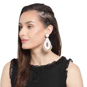 Pendientes Elegantes con Cuentas de Cristal Bordadas, Pendientes Artesanales con Cuentas de Semillas, Joyería Hecha a Mano de Diseño Único y Creativo - Product Image 2