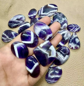 Gemas minerales pulidas con cabujón de amatista natural de alta calidad al por mayor de diferentes formas y tamaños para la fabricación de joyas - Product Image 4