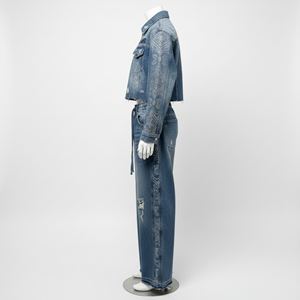 Ensemble veste et pantalon en jean imprimé à capuche pour femmes tendance 2026, avec strass, style streetwear, délavé, deux pièces, vente en gros personnalisée OEM - Product Image 3