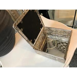 Joyero de plata con tapa de espejo Soporte decorativo moderno Perfecto para tocador de dormitorio de oficina en casa y uso multiusos - Product Image 5