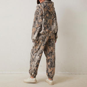 Streetgrace Chándal para mujer OEM Ajuste personalizado con tela suave Cremallera completa Sudadera con capucha Pantalones Conjunto Logotipo Impresión Etiqueta privada - Product Image 4