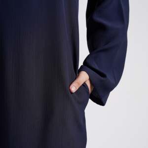 Abaya élégante bleu marine Modest Elite, silhouette droite avec un élément de mode simple - Product Image 4