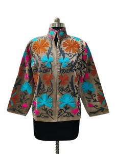 Chaqueta de terciopelo bordada Suzani Multicolor hecha a mano para mujer, chaqueta de mujer artesanal con diseño Floral transpirable - Product Image 2