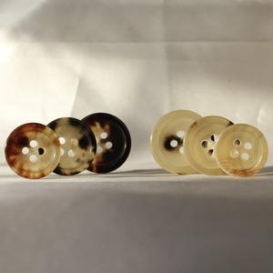 Botones de Cuerno de Búfalo Natural al por Mayor, Acabados y Coloridos para Accesorios de Ropa, Alta Calidad - Product Image 2