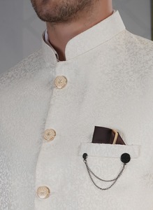 Traje Formal de Dos Piezas Color Crema para Hombre en Oferta, Conjunto de Pantalón y Chaqueta para Eventos Empresariales y Ocasiones Especiales, Disponible para Exportación - Product Image 2