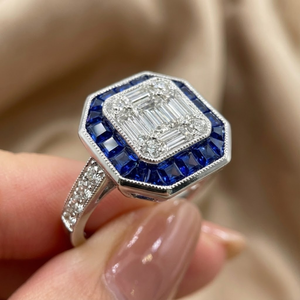 Bague Art Déco en Or Blanc Massif 18 carats avec Saphir Bleu Royal, Grappe de Diamants Baguette et Halo Octogonal, Bijoux Fins en Gros - Product Image 4