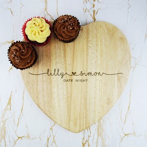 Tabla de cortar de madera en forma de corazón Grabado con su propio mensaje Lujoso Diseño fantástico Calidad fabulosa - Product Image 1