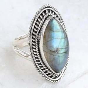 Anillo Fino de Plata de Ley Hecho a Mano por Navya Craft, con Piedra Preciosa de Labradorita Marquise Estilo Boho, Regalo de Cumpleaños o Aniversario para Ella - Product Image 3