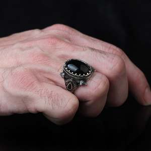 Anillo de Hombre Estilo Otomano de Plata de Ley 925 con Logotipo Personalizado Azuris, Piedra Negra Natural, Hecho a Mano en Turquía, Modelo VALKH1484 - Product Image 2