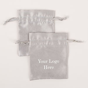 Sac cadeau en satin gris léger fait à la main en Inde avec logo personnalisé, 3x4 pouces, cordon de serrage, élégant, pour bijoux de voyage - Product Image 5