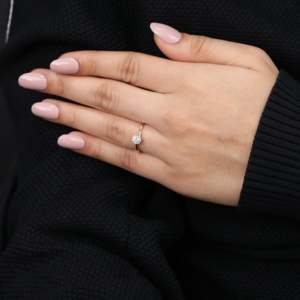 Bague de fiançailles solitaire en diamant rond de culture avec bande de contournement en argent sterling/platine/or, clarté VS1, couleur F - Product Image 2