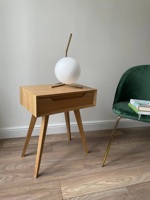 Table de chevet en bois massif avec tiroir et étagère ouverte Design du milieu du siècle Construction durable pour un décor de chambre à coucher moderne et élégant