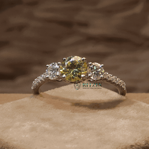 Bague de fiançailles solitaire en moissanite jaune taille ronde avec accents, monture à griffes en argent sterling pour femme - Product Image 3