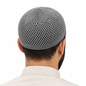 Bonnet de prière Kufi gris en tricot respirant pour hommes – Bonnet léger en maille ouverte, chapeau musulman polyvalent pour usage quotidien - Product Image 2