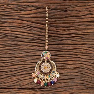 Perla antigua al por mayor estilo Chand Maang Tikka con chapado en oro 216160 en joyería de imitación - Product Image 1
