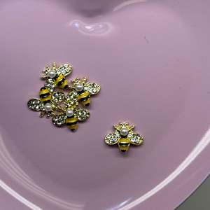 5 Pezzi Decorazioni 3D per Unghie, Cristalli Dorati e Perle, Accessori Carini Fai-da-Te per Nail Art in Lega, Resina e Plastica Adesiva - Product Image 1