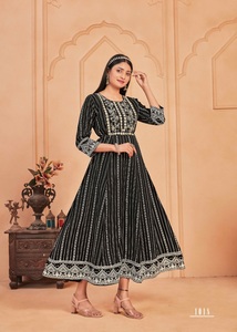 Anarkali kurti ผ้าเรยอนจากดีไซเนอร์ชาวอินเดียพร้อมพิมพ์ฟอยล์และงานปัก - Product Image 2