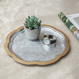 Plateau de service décoratif tendance au design carré beige élégant avec finition texturée unique, idéal pour un décor moderne - Product Image 5