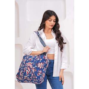 Sac fourre-tout matelassé en coton bleu floral fait main, grand format, tendance, avec broderie lettre ouverte, en toile écologique pour usage quotidien, hiver - Product Image 2