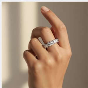 แหวนเพชรทรงวงรี 3.15 กะรัต ฝังแบบ Prong-Set บนตัวเรือนทอง 9K – สี E-F, ความใส VVS2 - Product Image 6