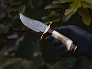 Cuchillo de Caza de Hoja Fija Personalizado de Acero de Damasco de Alta Durabilidad con Mango de Cuerno de Ciervo para Uso en Exteriores, Venta al por Mayor, Suministro Directo de Fábrica OEM - Product Image 4