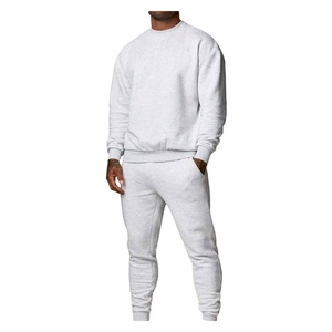 Ensemble de survêtement confortable pour homme avec sweat à capuche en tissu doux et pantalon de jogging, coupe décontractée, matière respirante pour la gym et les tenues décontractées - Product Image 1