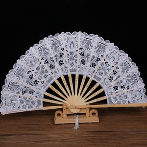 Abanico de madera de diseño intrincado con material de algodón suave para celebraciones culturales - Product Image 3