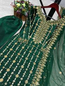 Ensemble 3 pièces de créateur en soie lourde, brodé de sequins et de fils, avec pantalon orné de dentelle et dupatta en faux georgette - Product Image 4