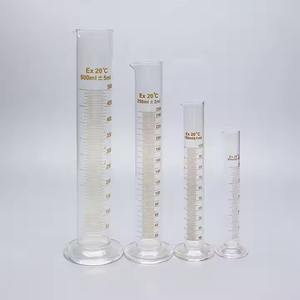 Cilindro de medición de laboratorio de 10ml hecho de vidrio de borosilicato resistente al calor y graduado para una medición precisa de volumen - Product Image 2