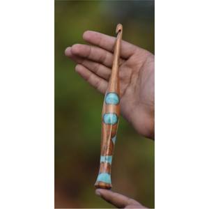 Crochet en bois de luxe fait main avec incrustation de résine, aiguilles à tricoter, outils de tissage en bois haut de gamme avec logo personnalisé pour le travail du fil - Product Image 6