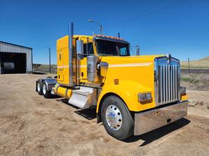 SELLING NOW Kenworthhs W900 Sleeper Semi <b>Truck</b> - Flat Top Sleeper, Cumminss 605HP, 18 Speed Manual Used <b>Truck</b> For Sale - Product Image 3