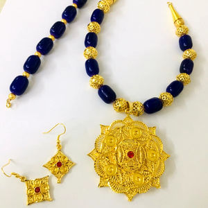 Conjunto de Joyería Vintage de Latón Estilo Dubái con Perlas Clásicas de EE. UU. y Flores, Incluye Pendientes para Aniversarios - Product Image 1