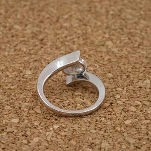 Anillo de diamante cultivado en laboratorio de oro de lujo 2 quilates corte ovalado VVS2 E Color IGI certificado ético sostenible proveedor mayorista - Product Image 6