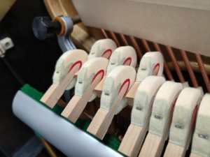 Piano Vertical Acústico Kawai BL51 Negro para Músicos Profesionales, Piano Japonés Usado de Segunda Mano, Madera Maciza, 88 Teclas - Product Image 4