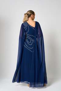 Robe maxi trapèze confortable pour soirée, en crêpe, à manches cape asymétriques, broderie artisanale marine - Product Image 3