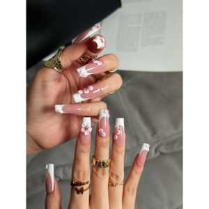 Ongles press-on français Blush Petal, manucure française élégante avec détails en forme de pétale - Product Image 2
