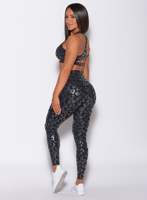 Leggings léopard noir brillant avec logo personnalisé en gros finition brillante taille haute nouveauté et vêtements de sport leggings de gymnastique à la mode pour les femmes