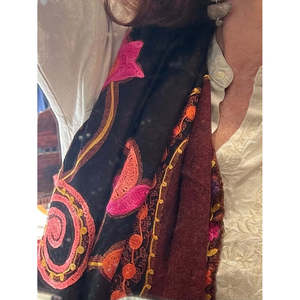 Chal largo térmico de lana bordado con diseño de loto de medianoche para mujer - Product Image 2