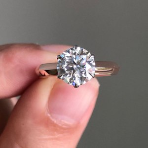 Anillo de Diamantes Chapado en Rodio de Oro Sólido de 14K de Diseño Premium con Piedra Central Brillante para Regalo de Boda o Aniversario para Exportación - Product Image 3