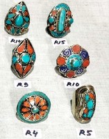 Bagues de mode unisexes faites à la main au Népal, en argent plaqué antique, avec un design floral bohème traditionnel et un serti gypsy en turquoise.